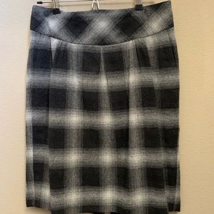 Wool and nylon skirt. 100% polyester lining